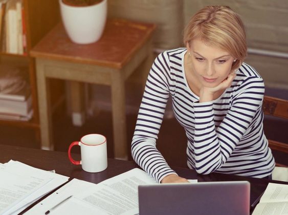 Frau arbeitet am Laptop