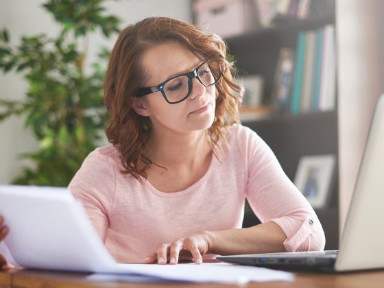 Frau arbeitet mit Checkliste