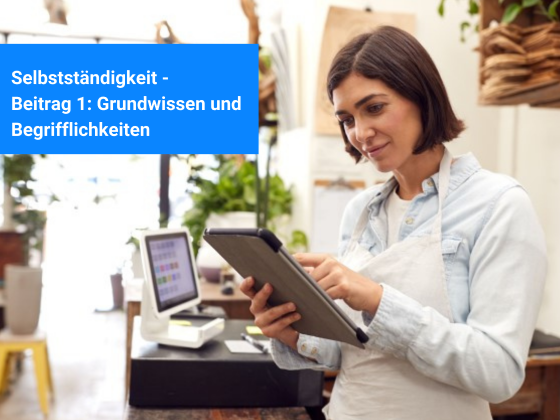 Unternehmerin arbeitet an Laptop in ihrem Laden