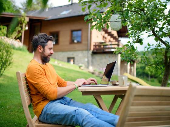 Vorteile des Homeoffice im Sommer: Warum diese Jahreszeit perfekt für Remote-Arbeit ist